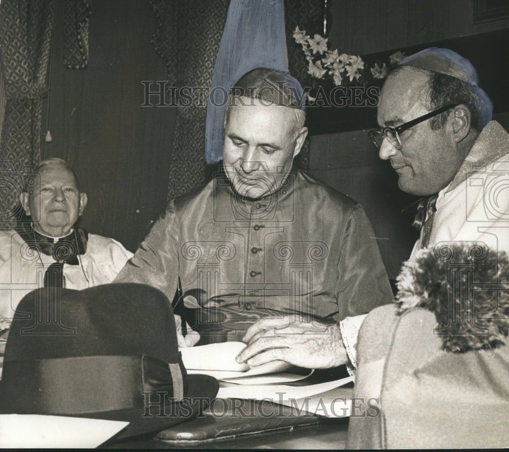 1969 Press Photo Archbishop Luigi Raimondi signs Document establishing Diocese - Historic Images