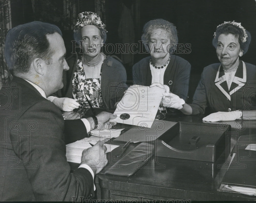 1962 Press Photo United Church Women at Mayor Arthur J. Hanes Office with Papers - Historic Images