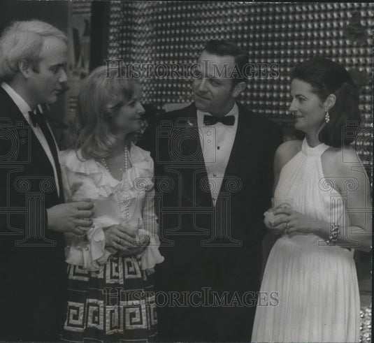 1972 Press Photo Mr. and Mrs. Donald Comer III and Others at Ambassador's Dinner - Historic Images