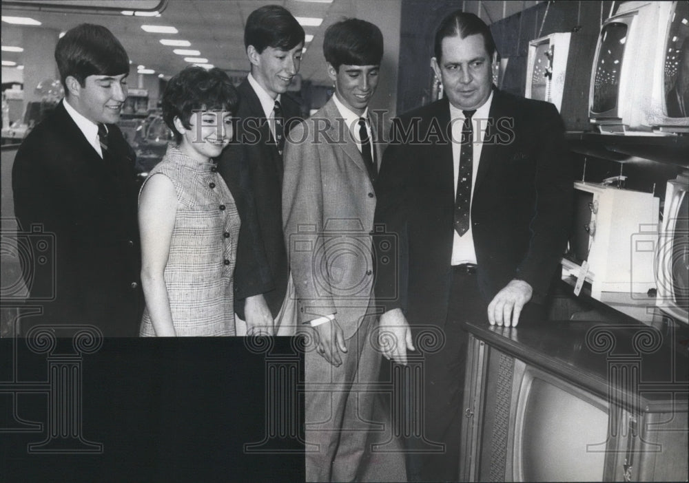 1968 Press Photo Berry High School students with prize Television set donated - Historic Images