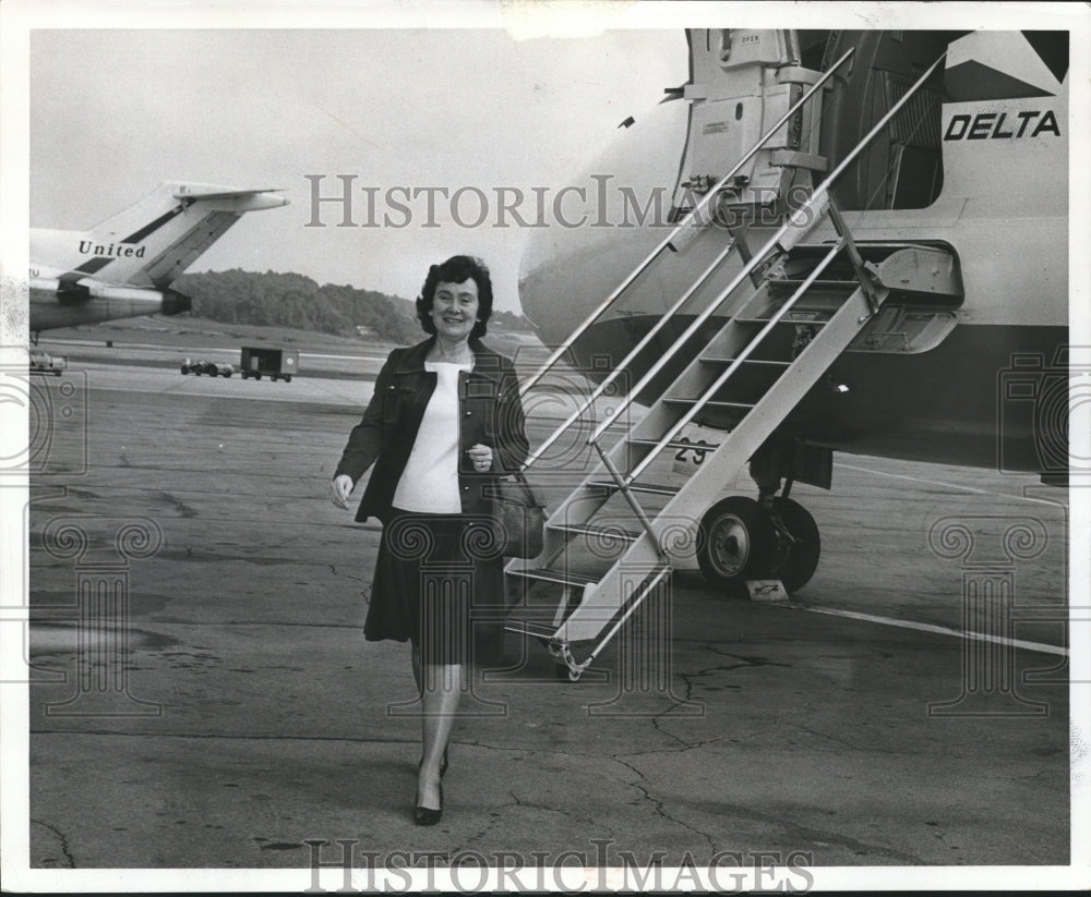 1972 Press Photo Elma Bell, News Staff disembarks Delta Plane - abna29743 - Historic Images