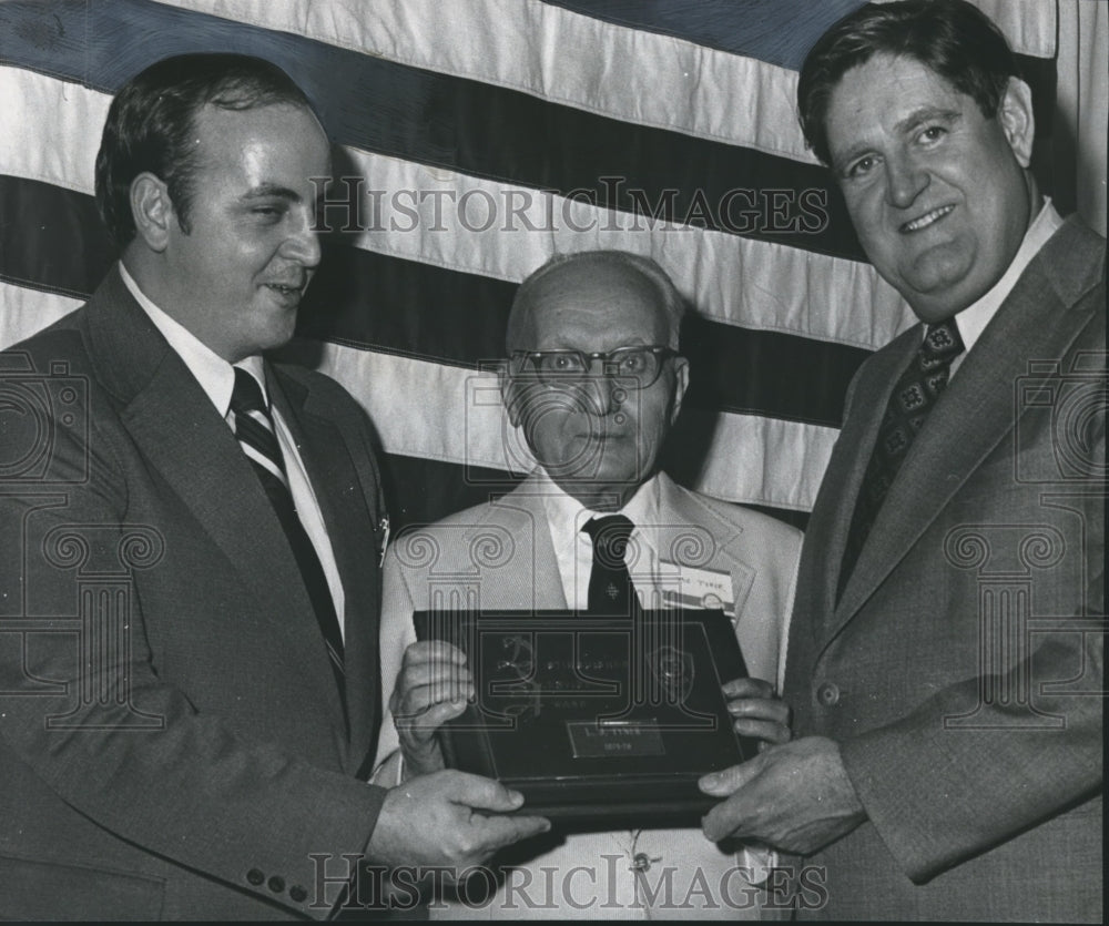 1976 Retiring Judge L.J. Tyner Receives Plaque - Historic Images