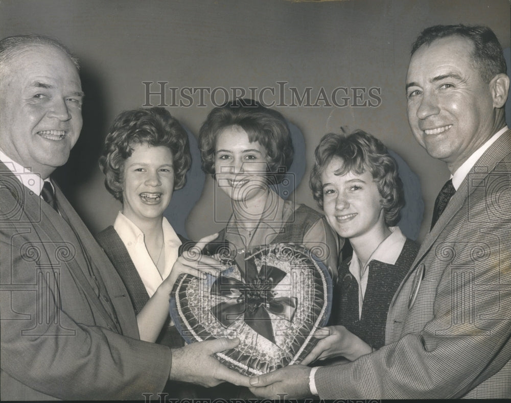 1962 Press Photo Birmingham Kiwanis Members proudly showed off their daughters - Historic Images