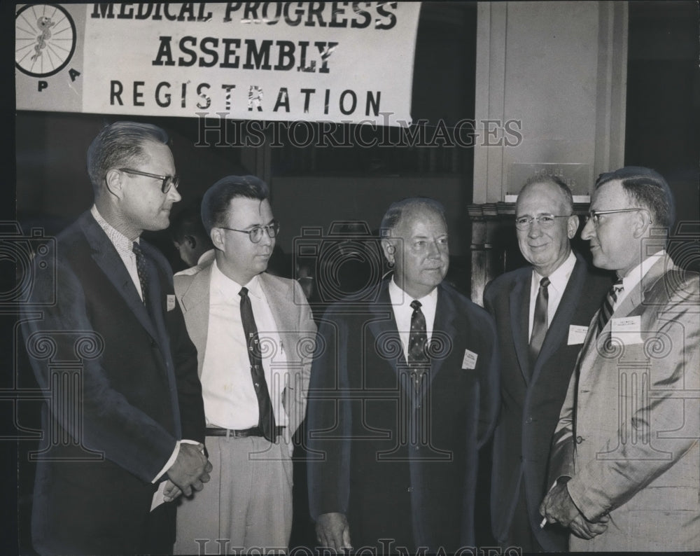 1958 Press Photo Doctor George Ehnie, Doctor C. W. Neville, Others at Event - Historic Images