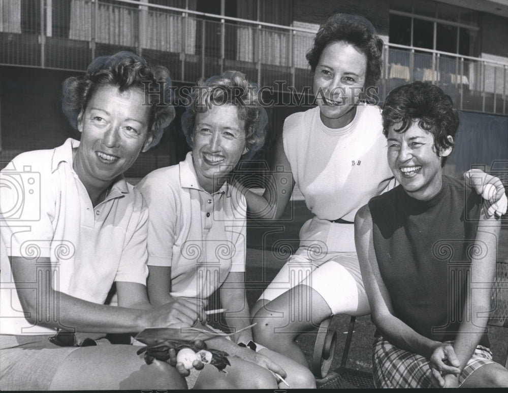 1966 Press Photo Women golfers ready for Hillcrest Tournament, Mrs. Sam Upchurch - Historic Images