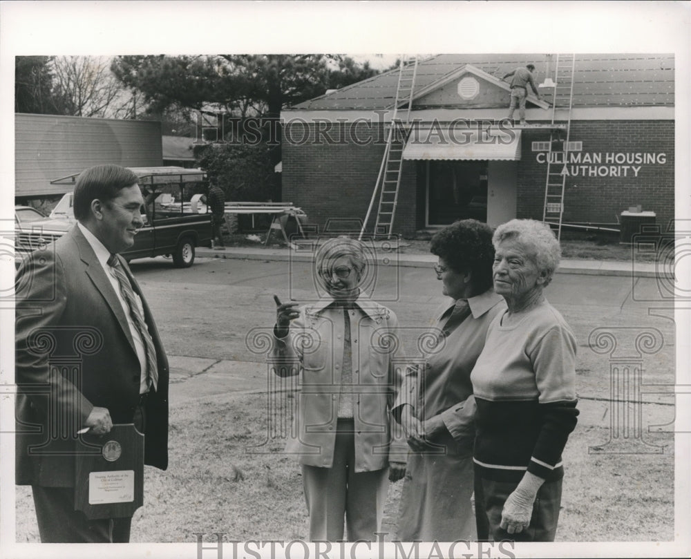 1988 Cullman, Alabama Housing Director Speaks With Women - Historic Images