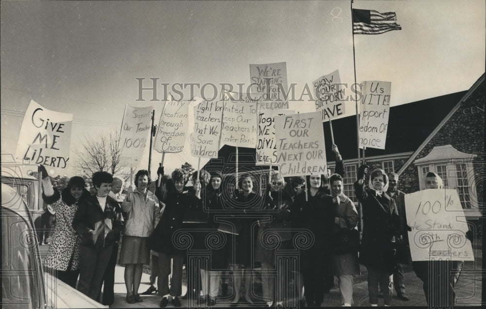 1970 Press Photo Parents Support Teachers in Segregation Fight, Alabama - Historic Images