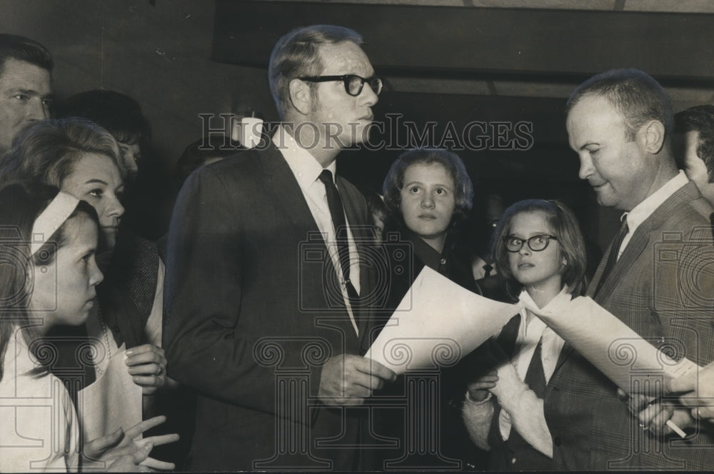 1970 Press Photo Protesting Parents, Students Meet With Principal, Alabama - Historic Images