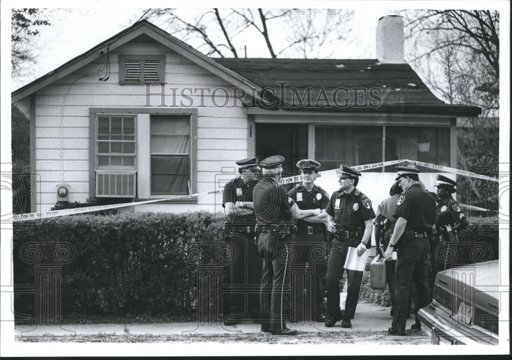 1992 Press Photo Police Officers at 3rd Avenue North and 65 Street, Crime - Historic Images