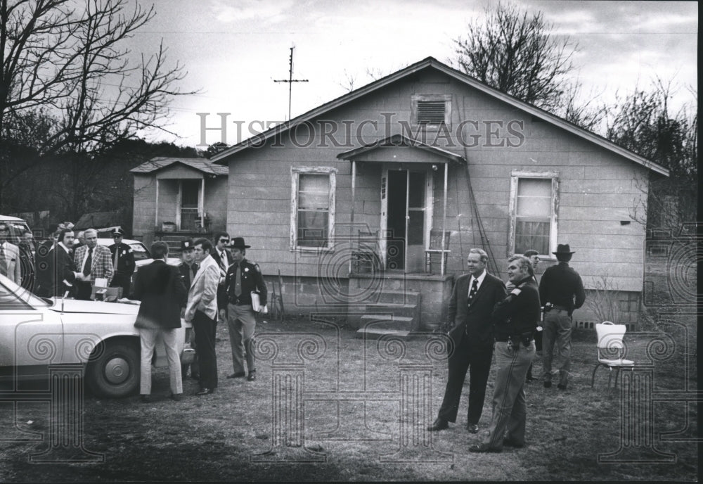 1976, Law Enforcement at Murder Scene, Adamsville, Alabama - Historic Images