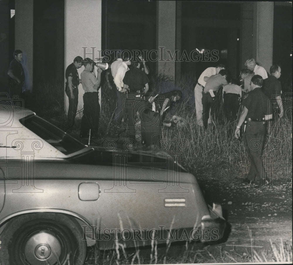 1975 Police at Scene of Stabbing Under Expressway - Historic Images