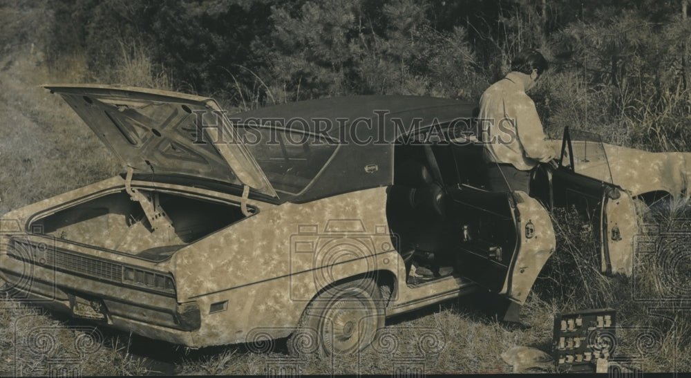 1976, State toxicologist checks abandoned car for fingerprints - Historic Images