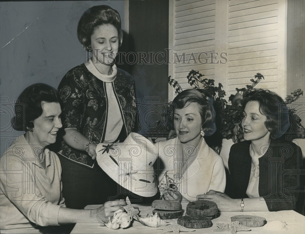 1964 Press Photo Members of the Junior Woman&#39;s Civic Club plans Festival - Historic Images