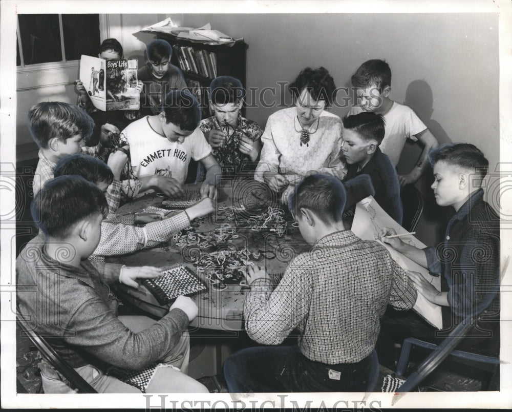 1954 Press Photo Mrs. Nell Hawthorne teaches Boys Club Members weaving - Historic Images