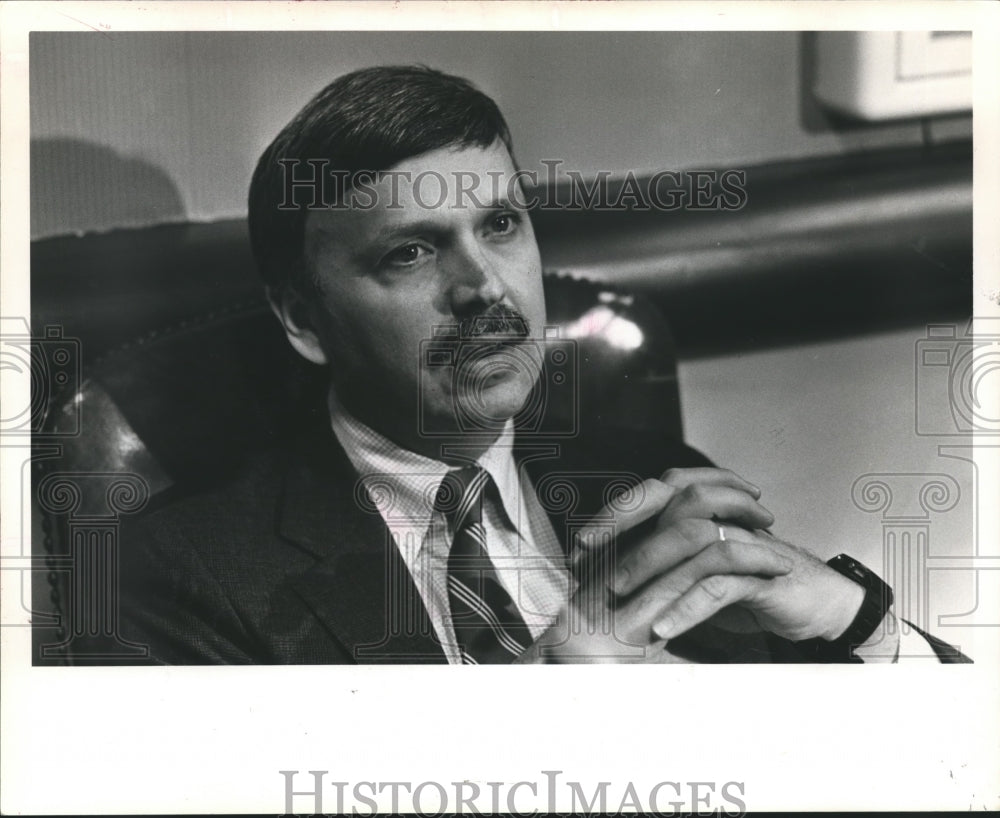 1988 Press Photo Politician Gary White, Homewood waits for Quorum - abna29936 - Historic Images