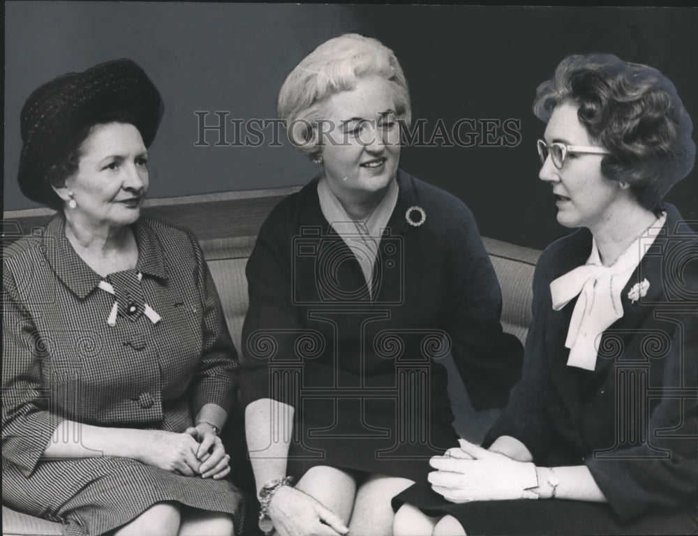 1965 Press Photo Mrs. Genevieve Neely, Others at Executives&#39; Secretaries Meeting - Historic Images