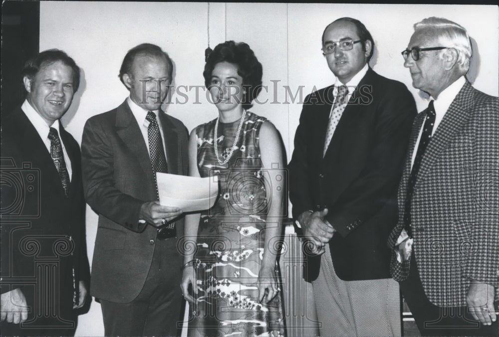 1974 Press Photo Dr. Thomas Callander and others from West Alabama Mental Health - Historic Images