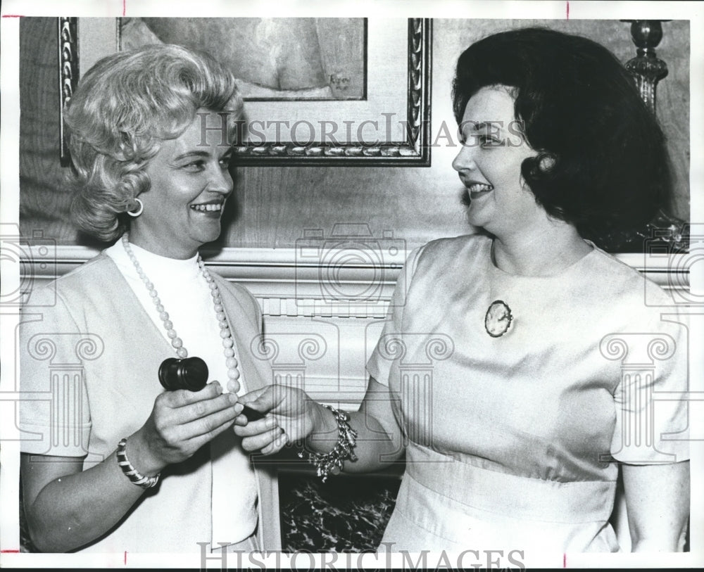 1974 Press Photo Mrs. Wilkie Camp, president of Chirdren&#39;s Service League - Historic Images