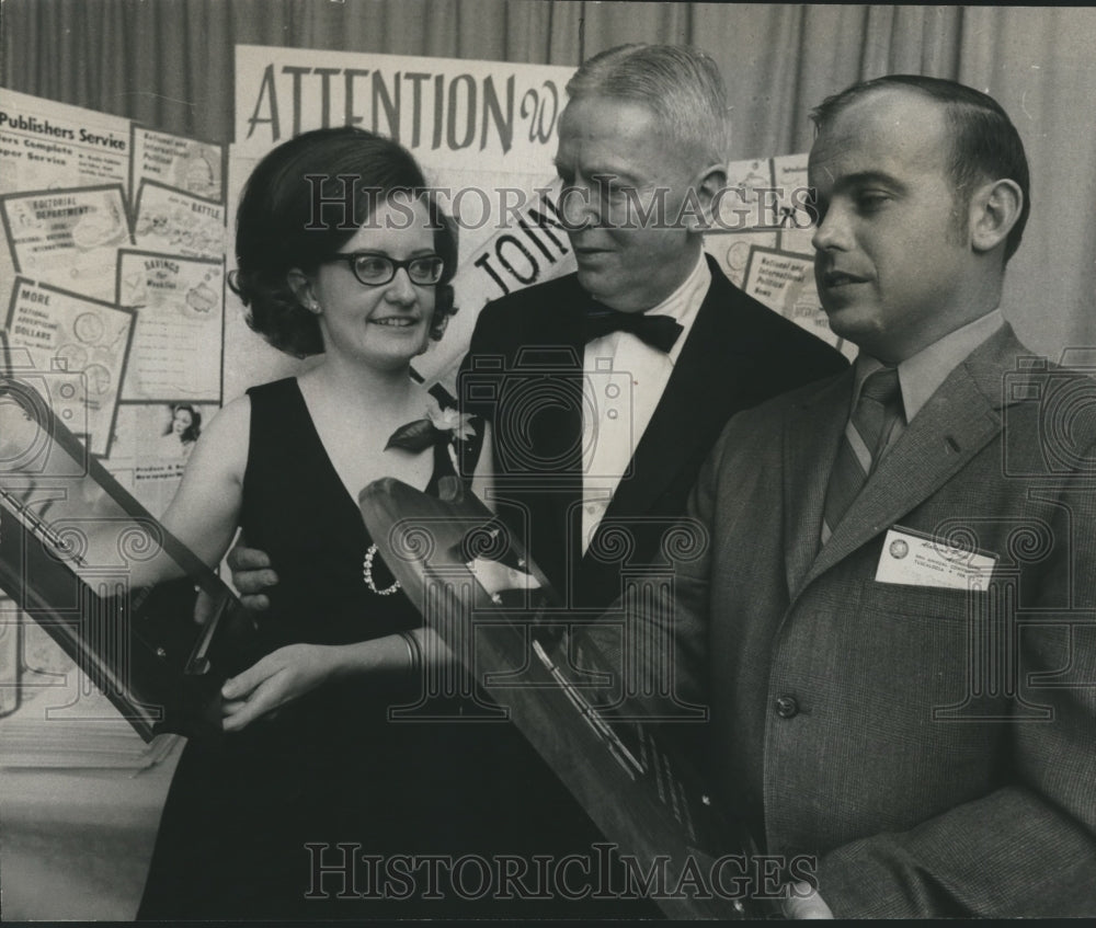 1970 John Cameron of Foley Onlooker honored by Alabama Press - Historic Images