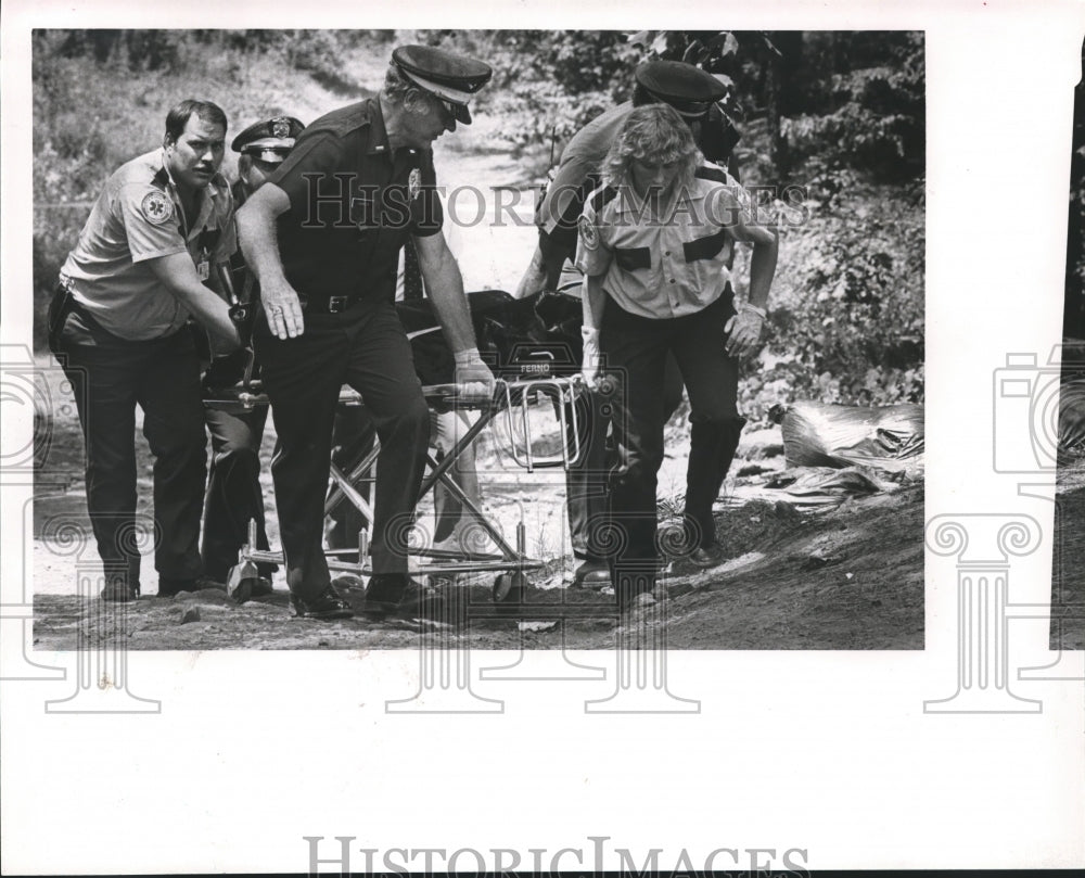 1988, Police remove body found in Huffman area - abna30004 - Historic Images