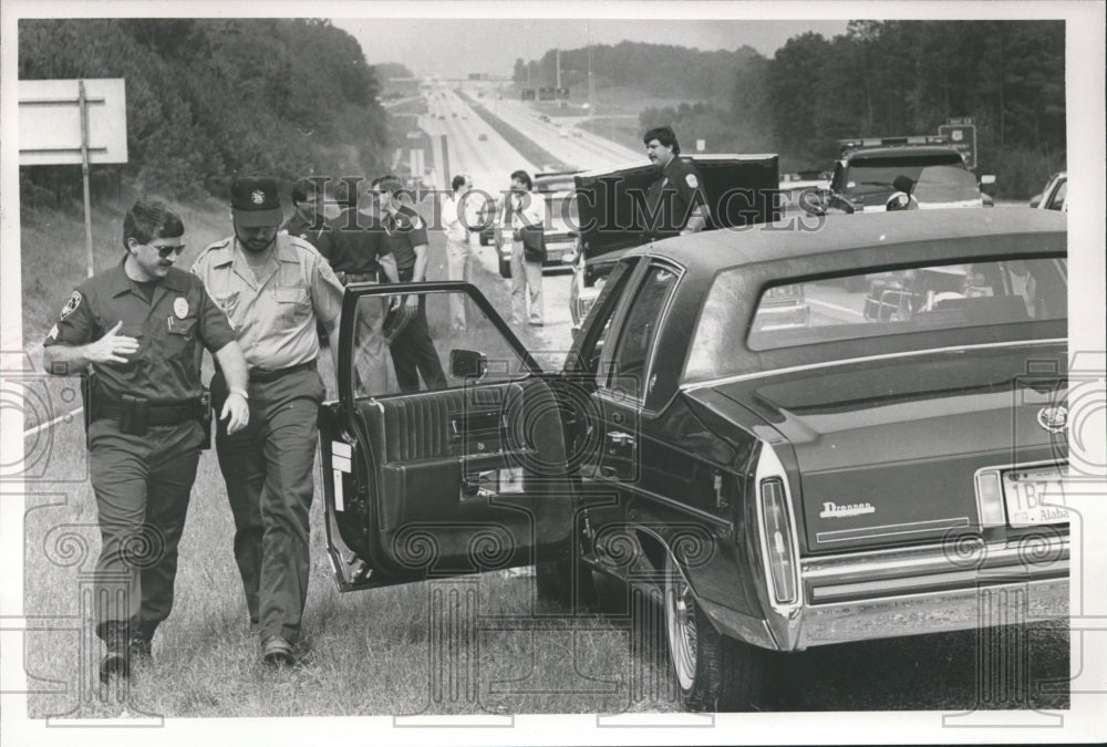 1988 Officers check stolen car at Galleria onto 459, Birmingham - Historic Images