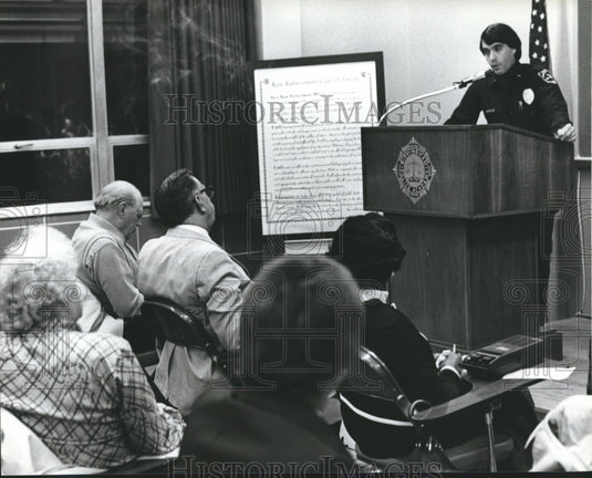 Press Photo Lieutenant Jeff Webb talks to crime prevention class, Birmingham - Historic Images