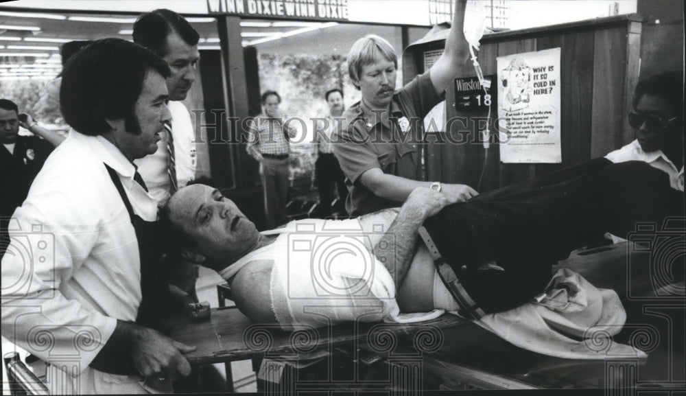 1980, Manager Jimmy Thomas shot during robbery attempt, Birmingham - Historic Images