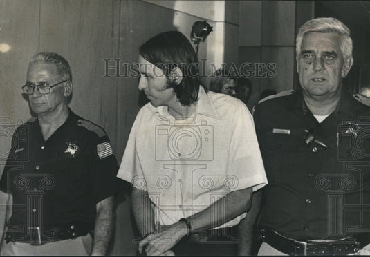 1977, Deputies with Thomas Whisenhant, convicted murderer, Alabama - Historic Images