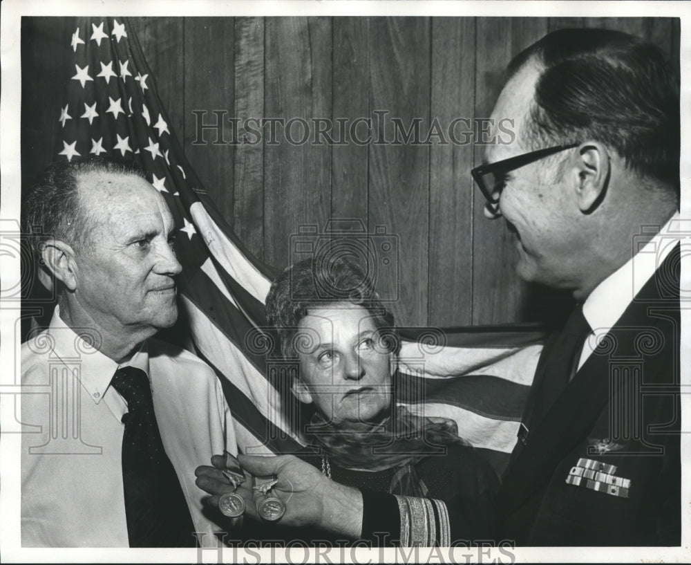 1974 Press Photo Silver Lifesaving Medals presented to Mr. and Mrs. Whisenant - Historic Images