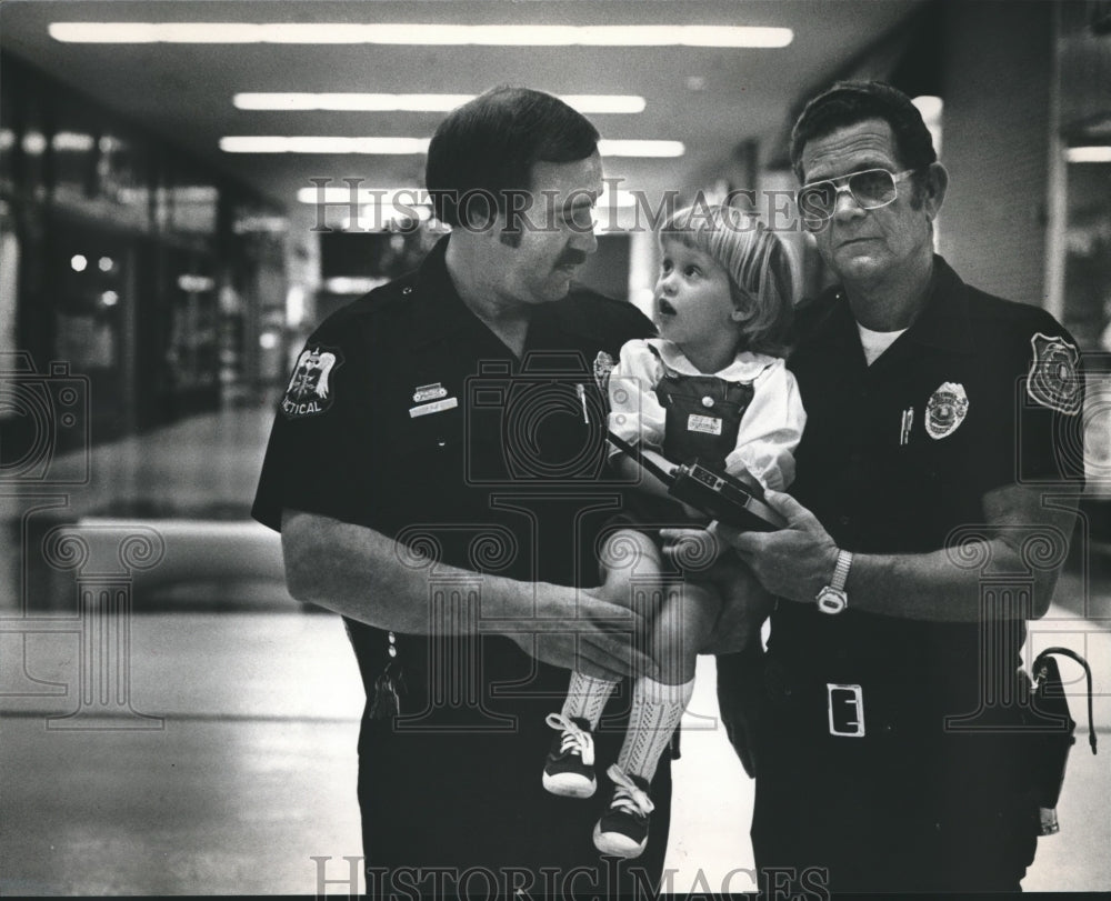 1982 Fairfield policemen Greg Poe and Whitfield hold Mary Watson - Historic Images