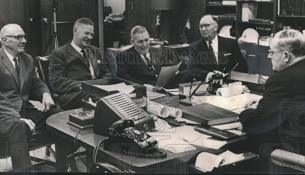 1965 Press Photo Jack D. McSpadden with Others in Medical Center Study Group - Historic Images