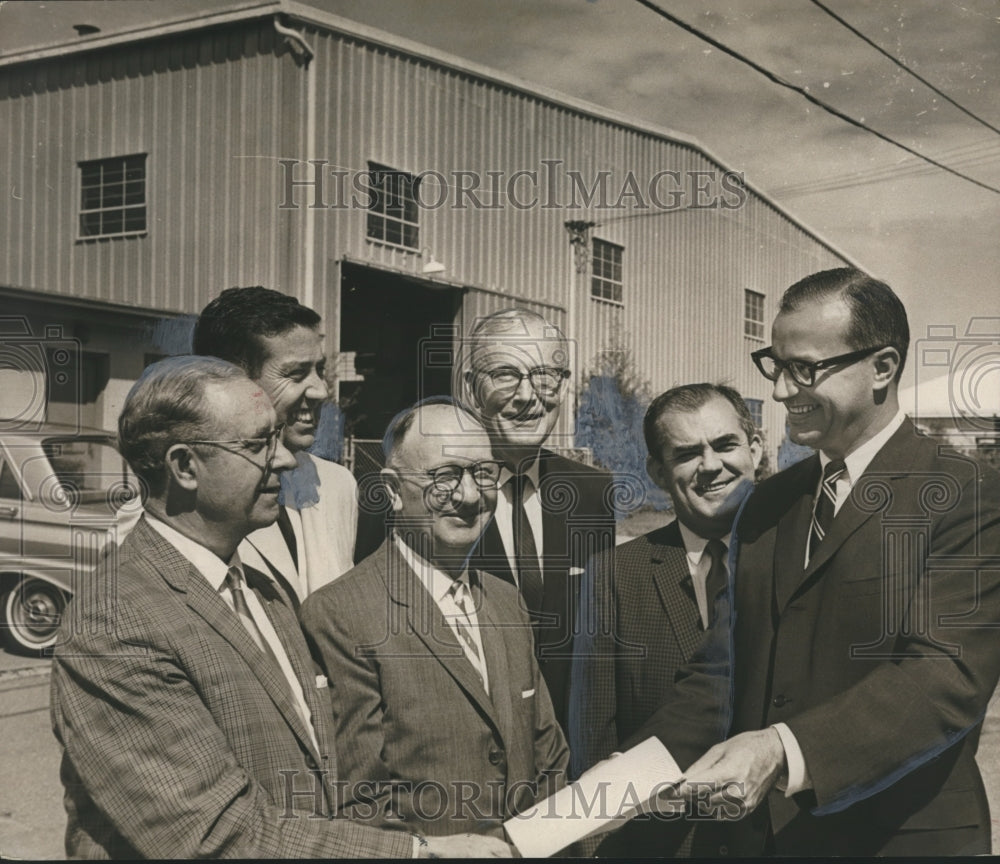 1965 Press Photo City Council officials outside the new Hangars - abna30066 - Historic Images