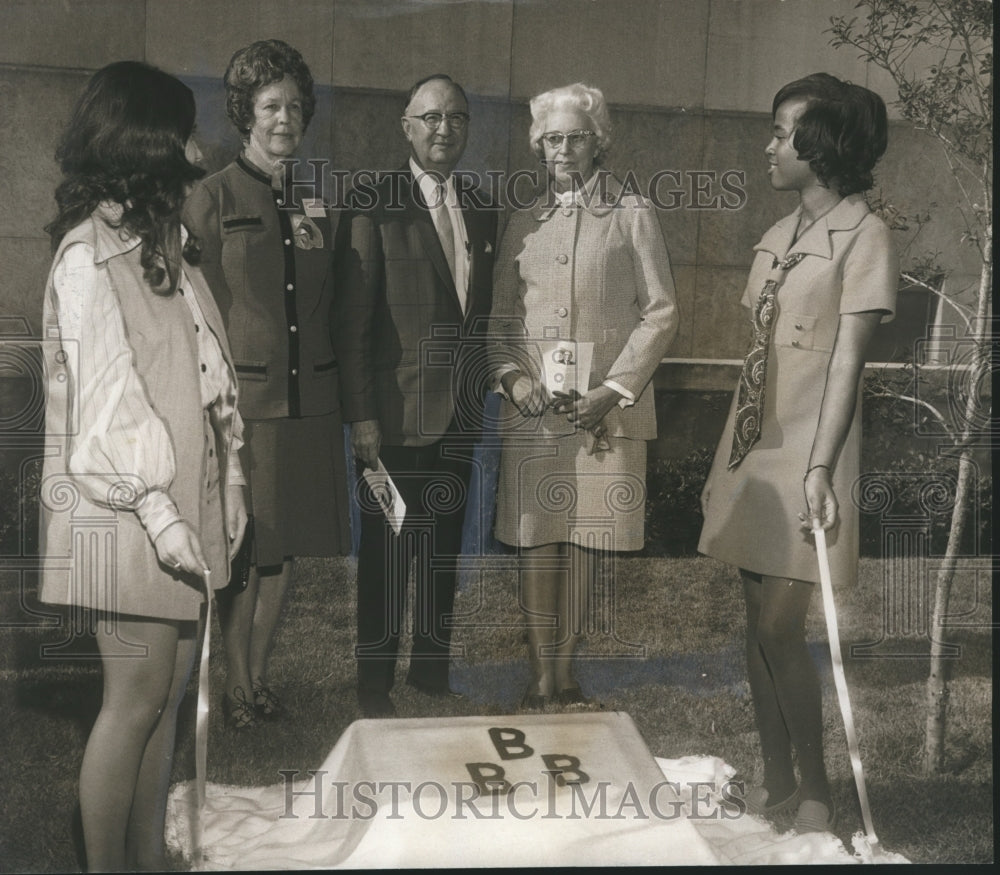 1971 Press Photo Dedication of Mini-Park Named &quot;Wiggins Walk&quot; in Birmingham, AL - Historic Images