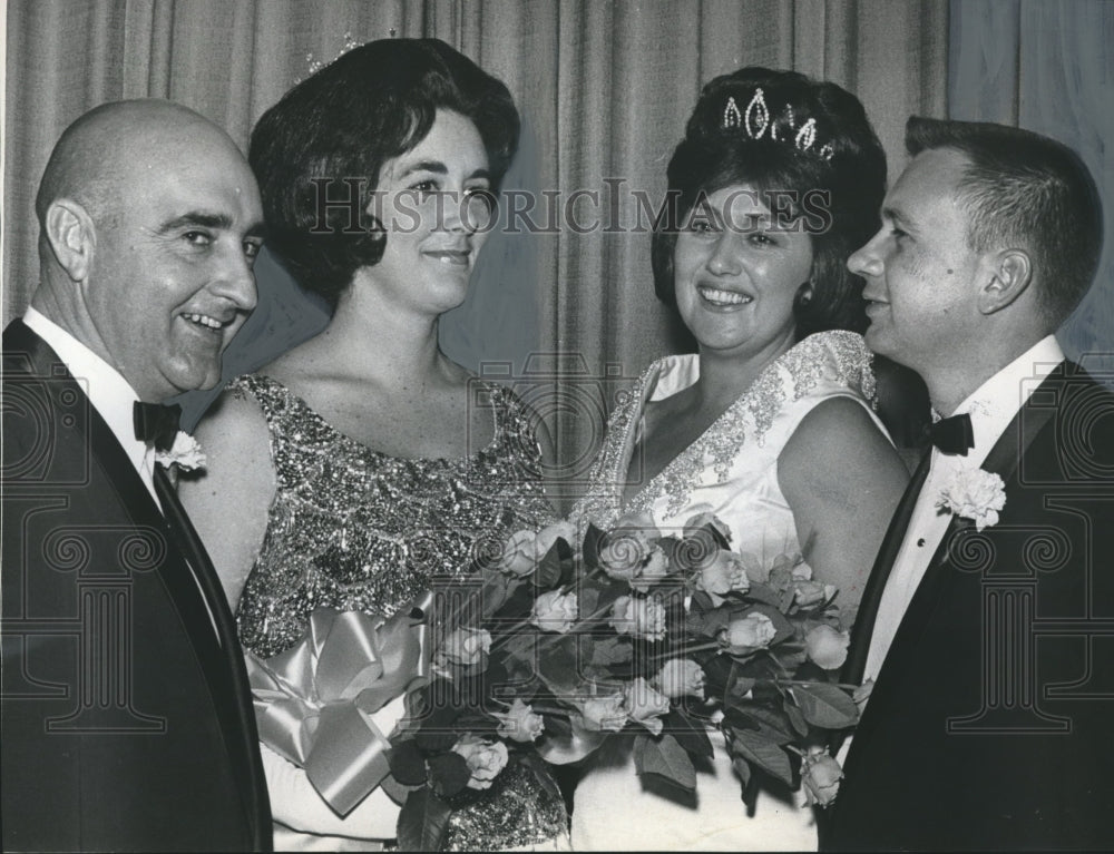 1965 Press Photo Beth Sigma Phi sorority crowns king and queen at dance, Alabama - Historic Images