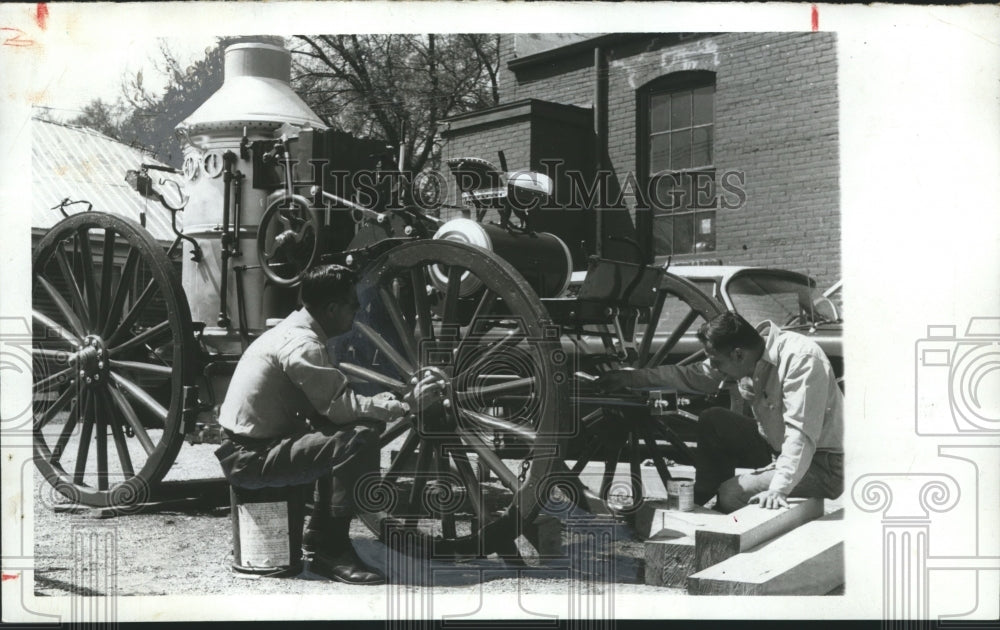 1963 Press Photo Ivan Shelton, Lewis taylor work on Luxapalia engine, Alabama - Historic Images