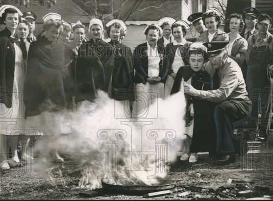 1954 Press Photo Nurses at Infirmary learn how to put out fire, Birmington - Historic Images