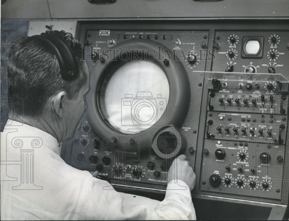 1964 Press Photo Birmingham Municipal Airport - Bing Horton, Control Tower - Historic Images