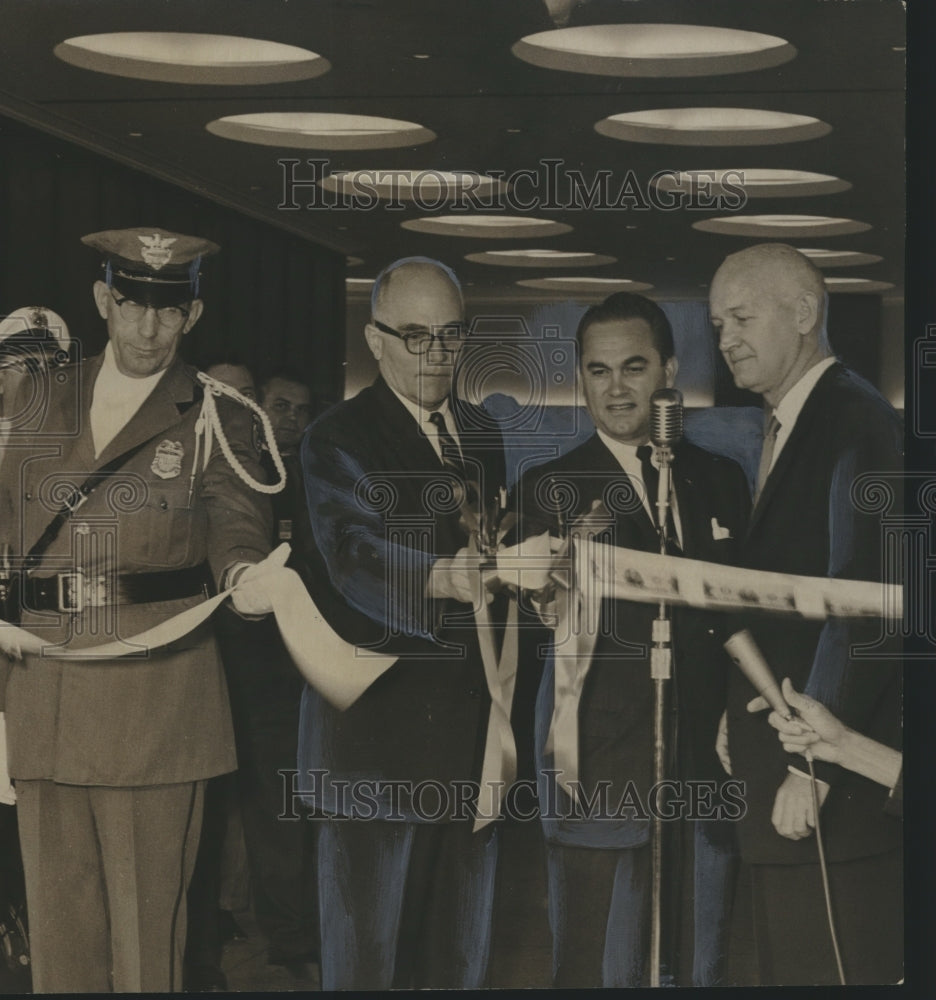 1962 Press Photo Sam Engelhardt and George Wallace, Others at Ribbon Cutting - Historic Images