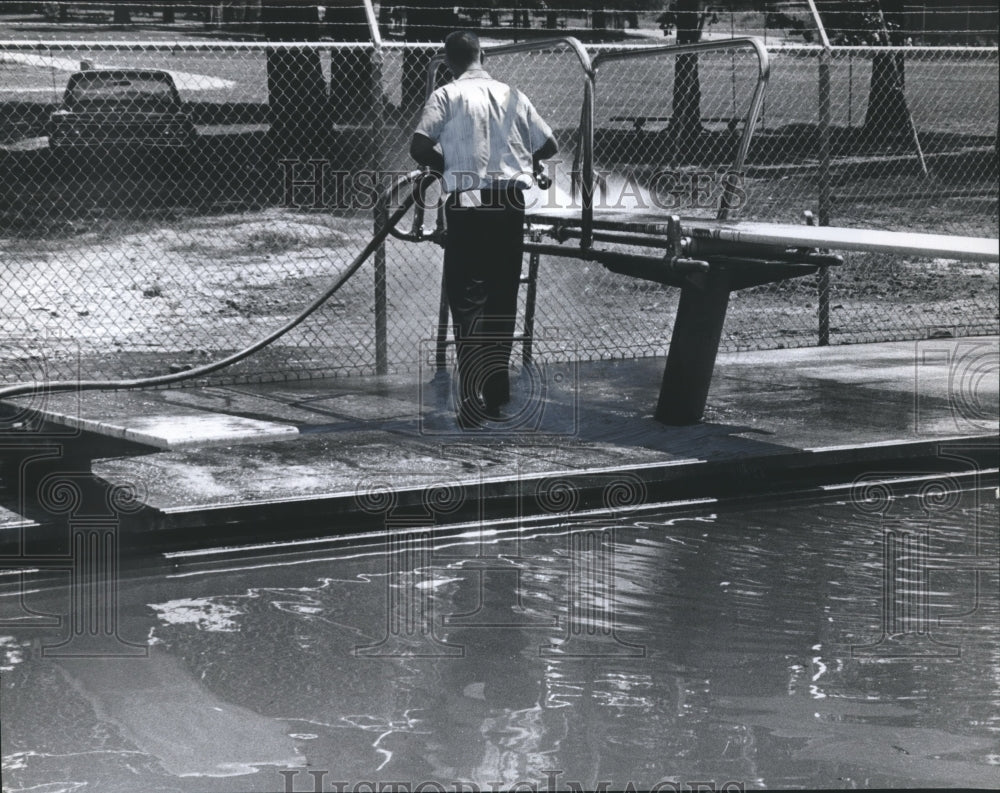 1969 Press Photo Fireman cleaning diving board after vandalism, Birmingham - Historic Images