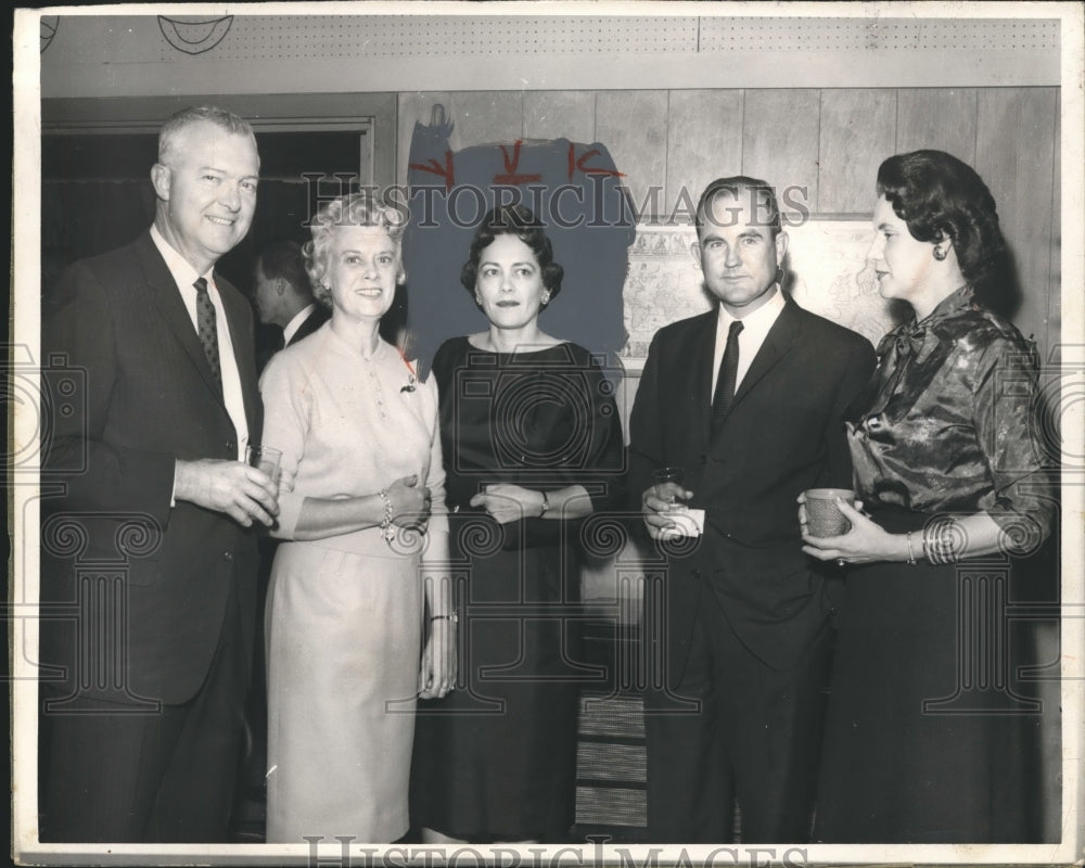 1965 Press Photo Mrs. Charles Wiggins, James Patterson with others, Alabama - Historic Images