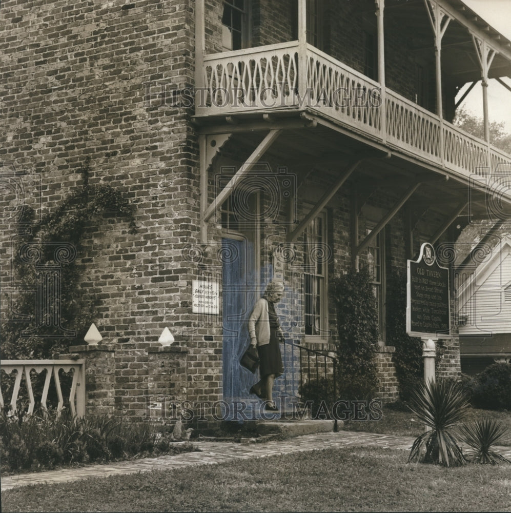 1973 Emma Wilson leaves Old Tavern where she was born, Tuscaloosa - Historic Images