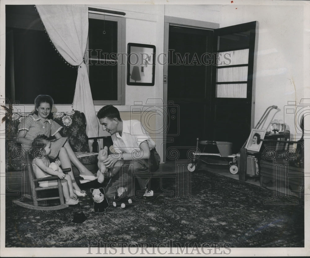 1946 Press Photo University of Alabama veterans with small child, Tuscaloosa - Historic Images