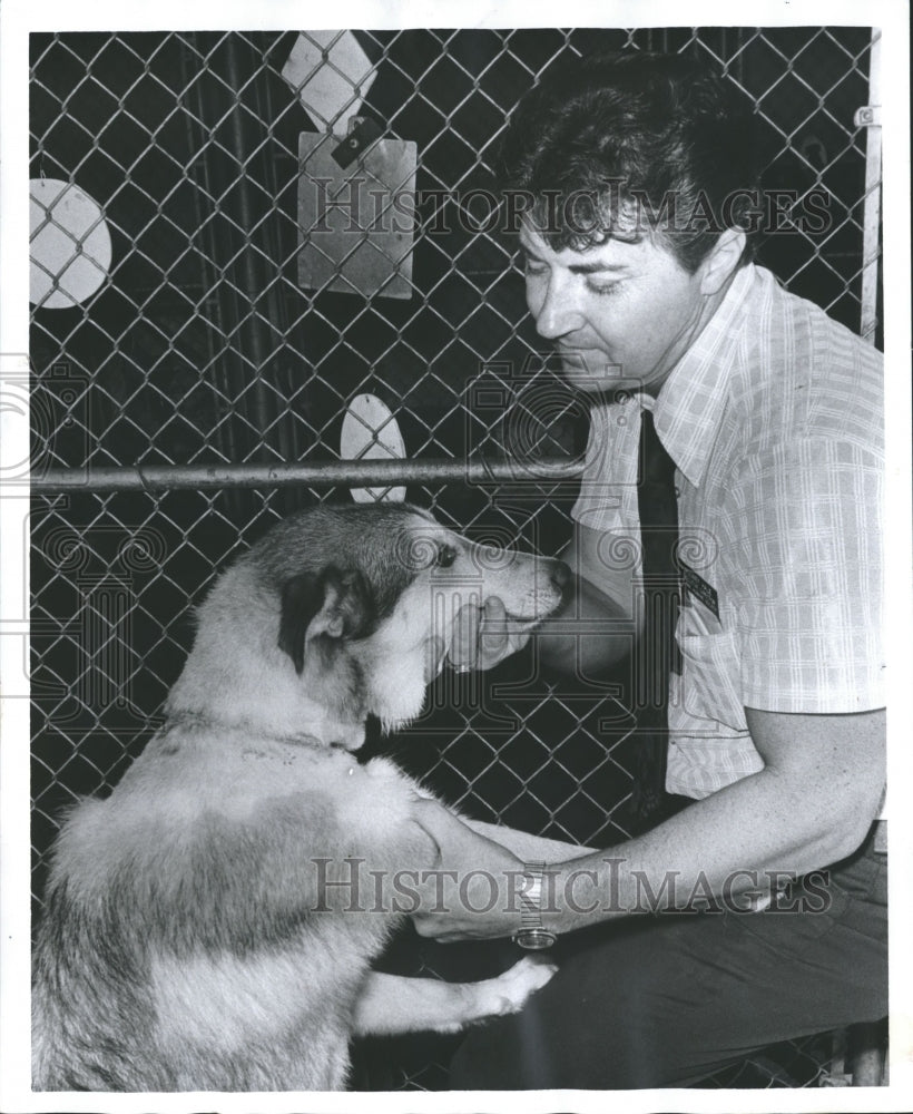 1977 Birmingham Humane Society Director Rodney Hale with &quot;Roper&quot; - Historic Images