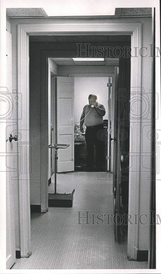 Press Photo Helena, Alabama Doctor Harold Hall Retiring - abna30285 - Historic Images