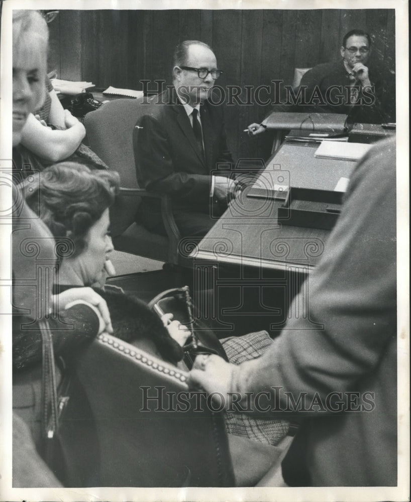 1970 Press Photo Doctor J. Revis Hall, Board of Education with Others - Historic Images