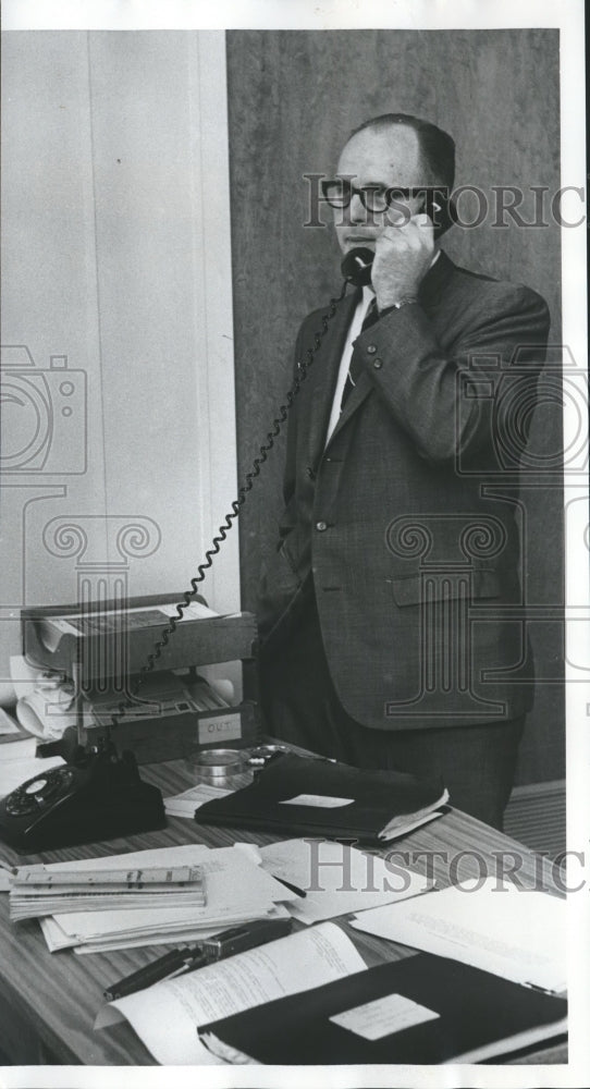 1969 Press Photo Doctor J. Revis Hall, Jefferson County School Superintendent - Historic Images