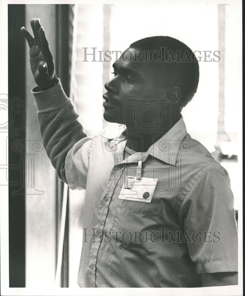 1986, Ronnie Hall, Witness in Welch Murder Trial being sworn in - Historic Images