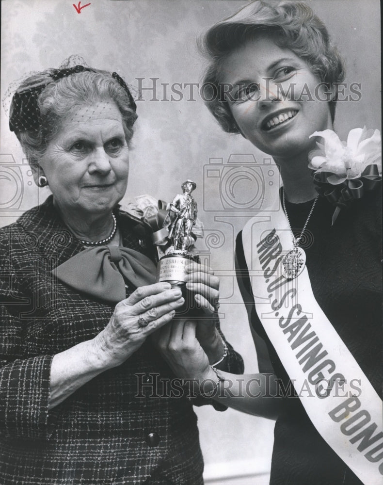 1966 Press Photo Mrs. J. W. Eshelman and Mrs. James Berry, Awarded Clubwoman - Historic Images