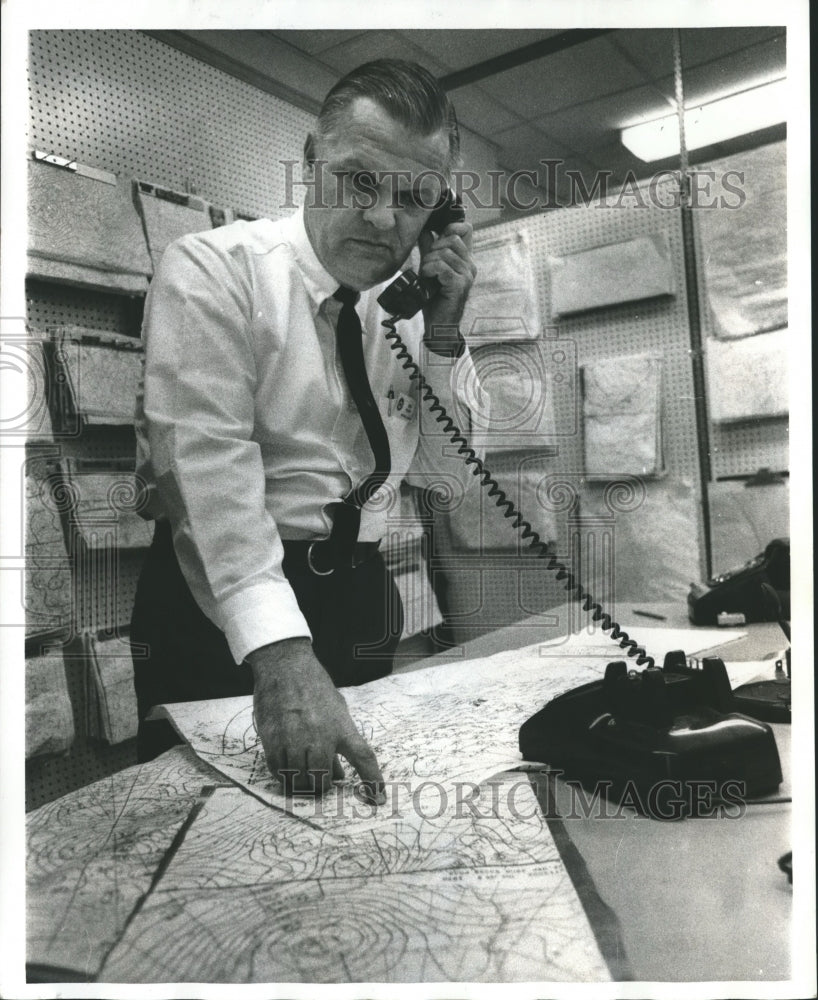 1970 Press Photo Birmingham Weather Bureau Chief Bob Ferry points to map - Historic Images