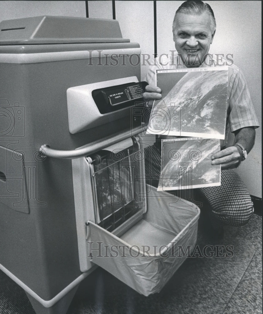 1974 Press Photo Robert Ferry, Birmingham National Weather Service, shows photos - Historic Images